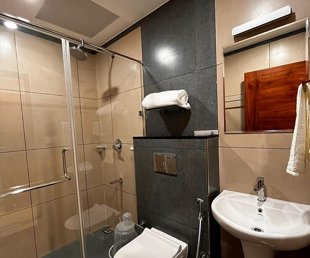 Bathroom 4, Hotel Woodlark, Idukki