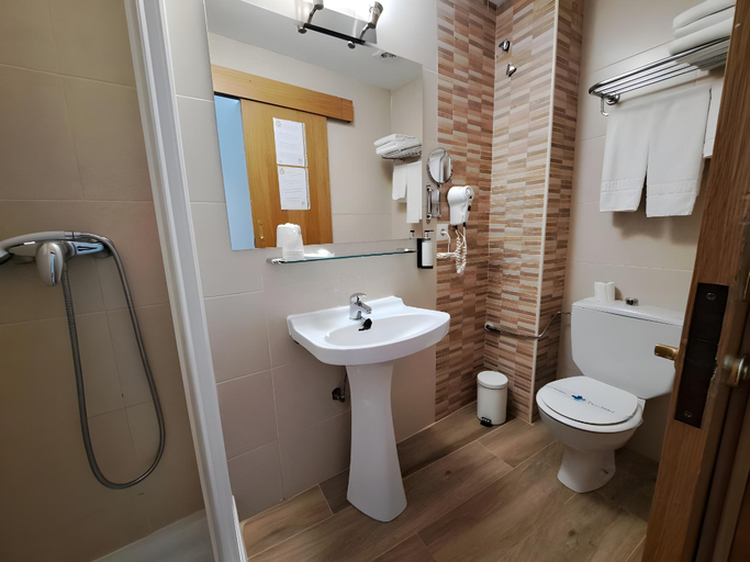 Bathroom 4, Hotel Avanti, Pyrénées-Orientales