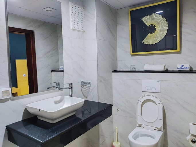 Bathroom 4, Bano Palace Hotel, Wouri