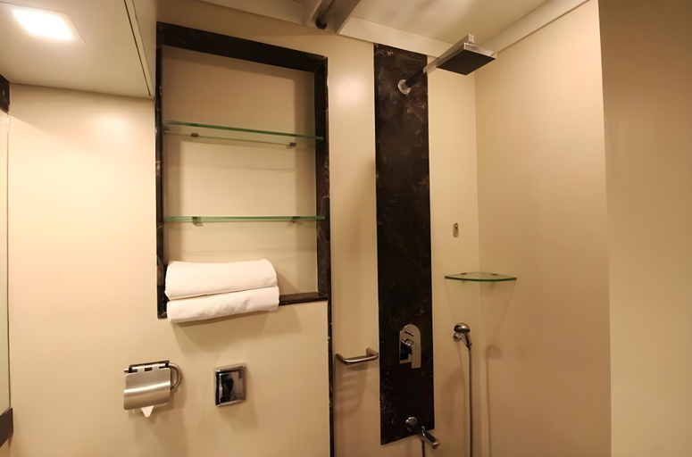 Bathroom 4, Citizen Hotel, Mumbai Suburban