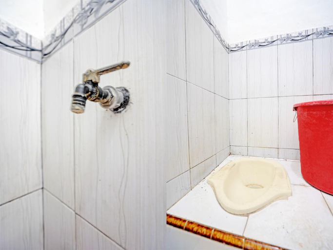 Bathroom 3, OYO Life 92937 Kost Putri Sarkara Syariah, Banyuwangi