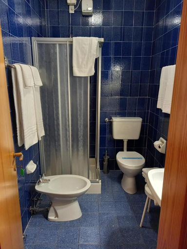 Bathroom 4, Hotel Scoiattolo, Belluno