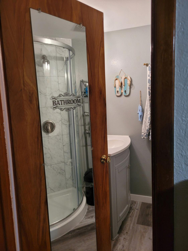 Bathroom 3, Travelers Guesthouse, Adair