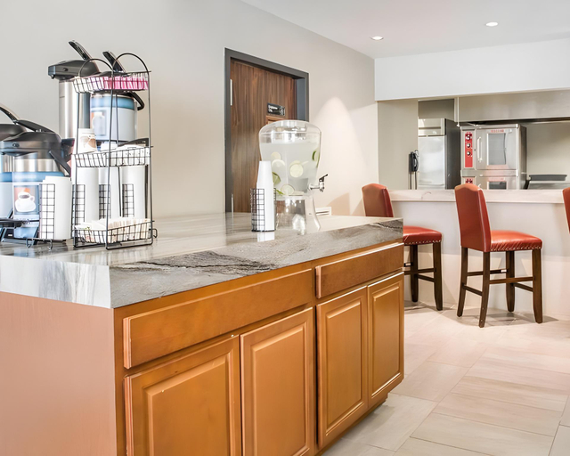 Food & Drinks 5, Clarion Inn & Suites, Greene