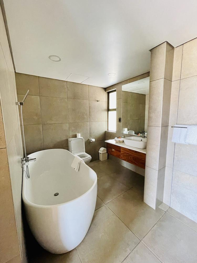 Bathroom 5, Hwange Safari Lodge, Hwange