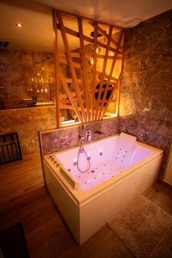Hot tub 3, Les Jardins Secrets - Gare & Centre by Apparts Spa Dijon, Côte-d'Or