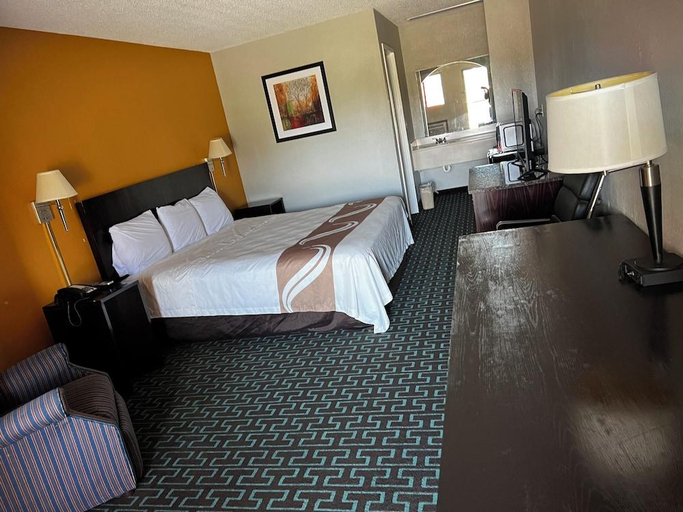 Bedroom 1, Express Inn & Suites, Chattooga