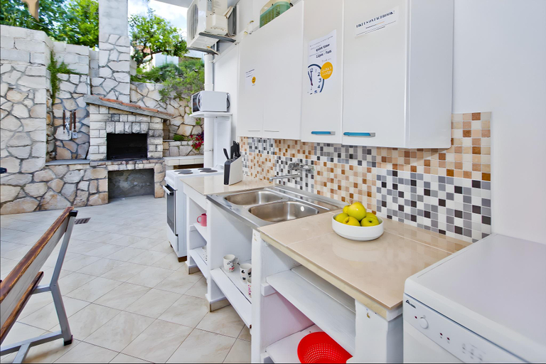 Others 3, Luka's Lodge hostel, Hvar