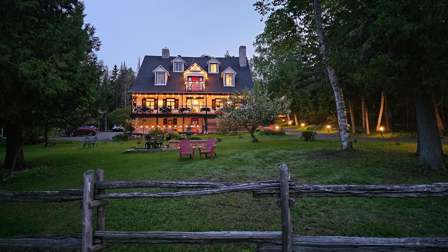 Exterior & Views