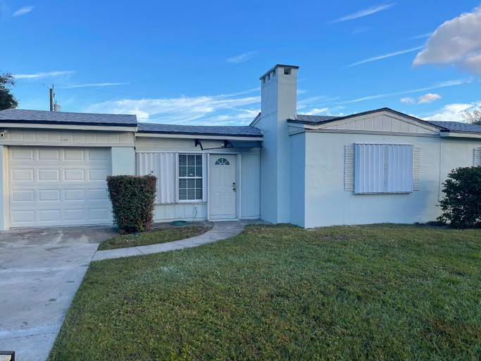 Exterior & Views 5, Private Queen Bedroom C shared common spaces, Saint Lucie