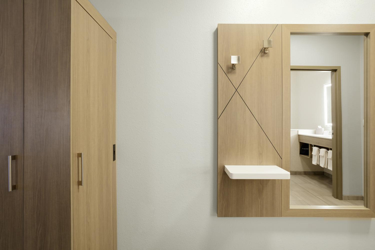 Bathroom, Holiday Inn Express Pratt By IHG, Pratt
