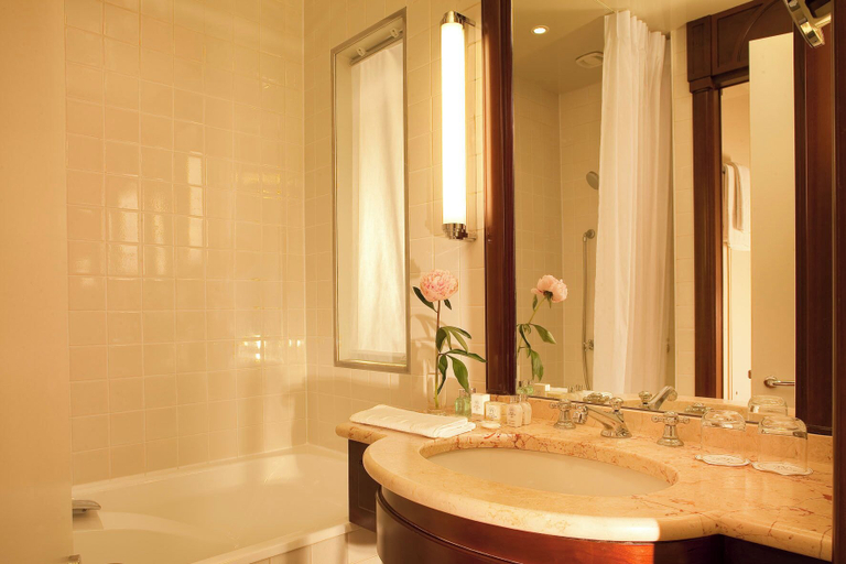 Bathroom 5, Hôtel de l'Arcade, Paris