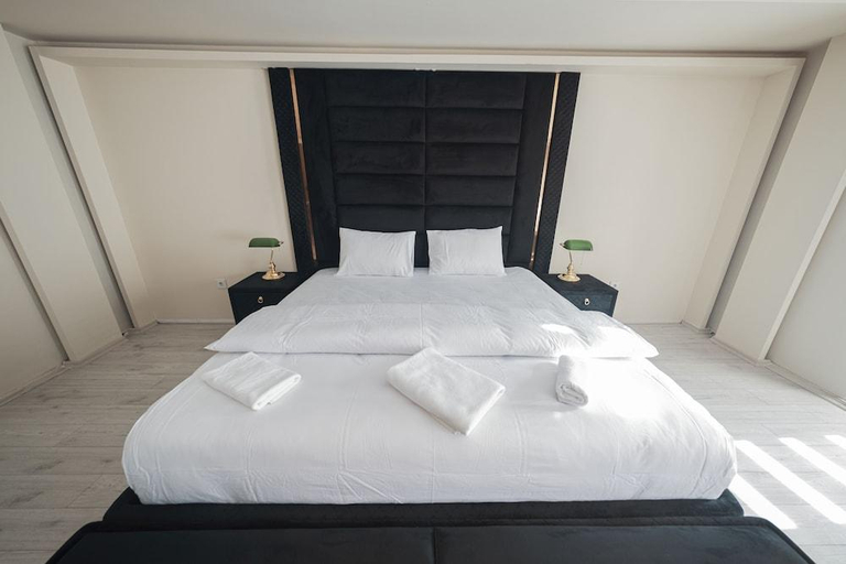 Others 4, Ay HANEDAN OTEL, Yıldırım