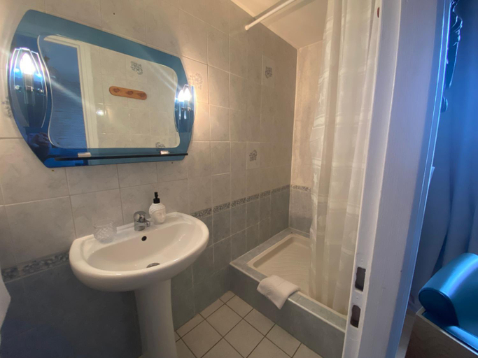 Bathroom 3, Chambres d’hote au Chapeau Claque Cabaret, Saône-et-Loire