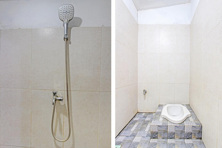 Bathroom 4, Spot On 91521 Mayong Guesthouse, Jepara