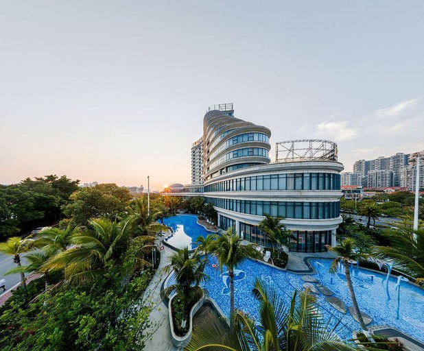 Exterior & Views