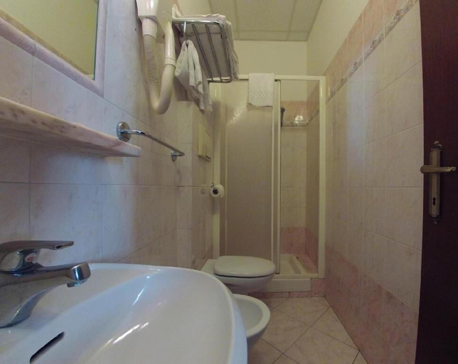 Bathroom 4, Hotel Ferrari, Roma