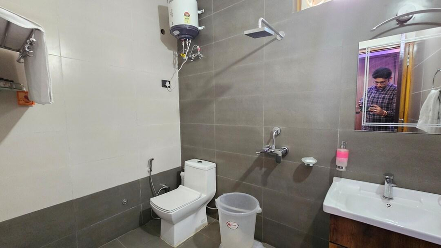 Bathroom, The White Mountaina, Nainital