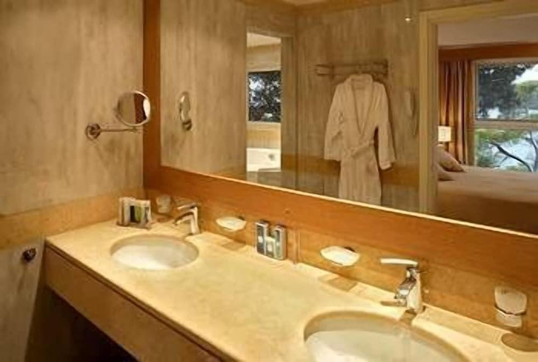 Bathroom 3, Cape Kanapitsa Hotel & Suites, Thessaly