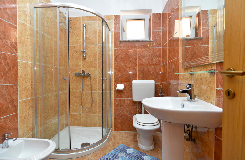 Bathroom 2, Apartment 2222, Pula