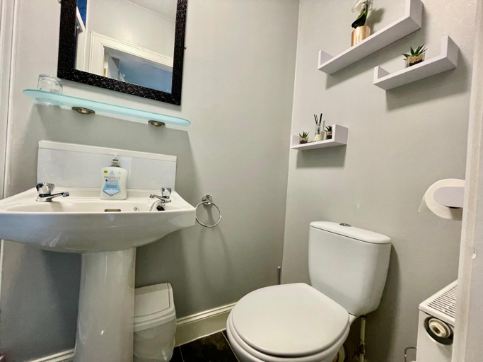 Bathroom 3, Vaila Guest House, Aberdeen
