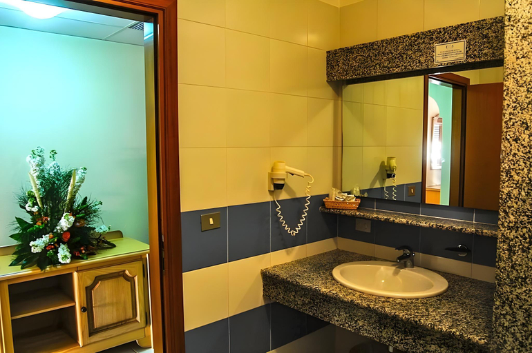 Bathroom 5, Hotel Maria Rosaria, Nuoro