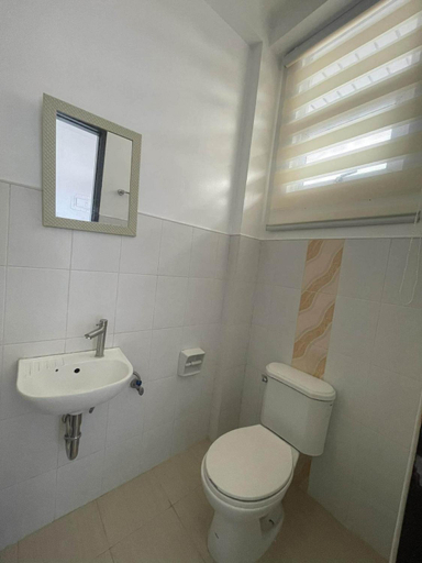 Bathroom 5, Dannykaela transient house, Vigan City