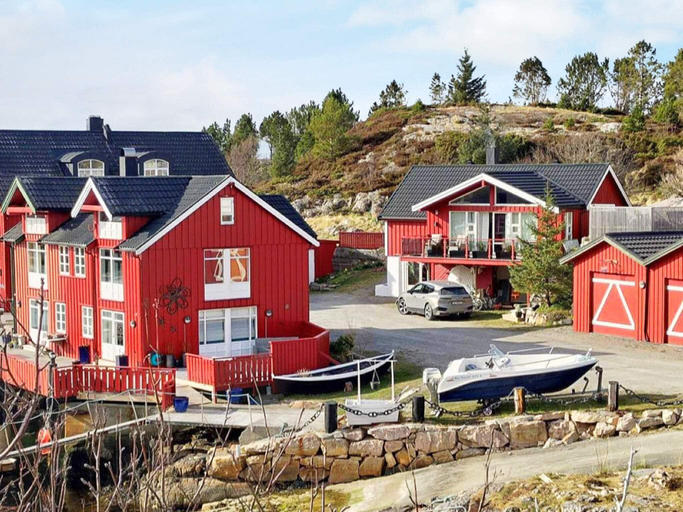 Exterior & Views