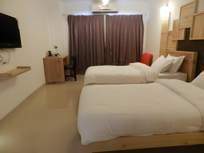 Others 5, Hotel Stonarc, Pune