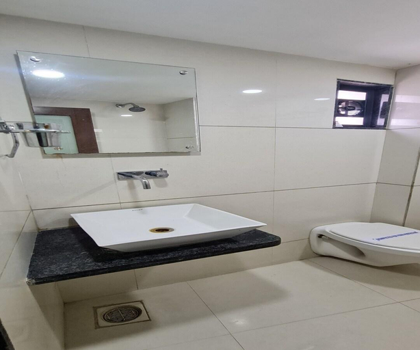 Bathroom 3, hotel zenith, Surat