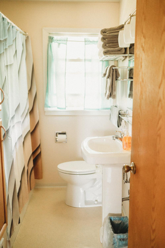 Bathroom, Dungeness Bay Cottages, Clallam