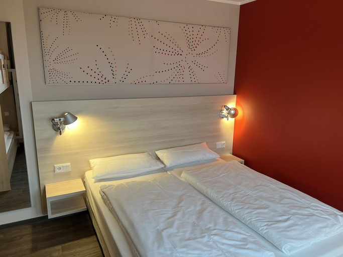 Bedroom 3, Serways Hotel Lueneburgerheide, Heidekreis