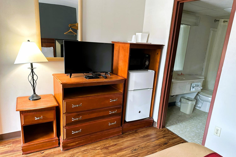 Bedroom, Econo Lodge Drums, Luzerne