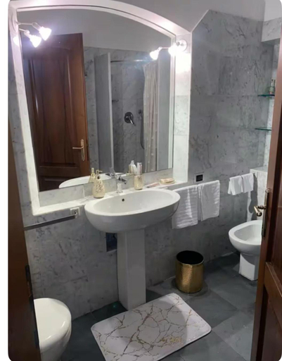 Bathroom 3, Rose et Pier, Pisa