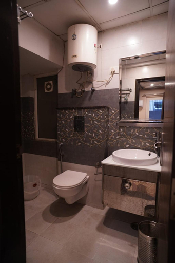 Bathroom 5, Akshay Corporate Hotel, Gurgaon