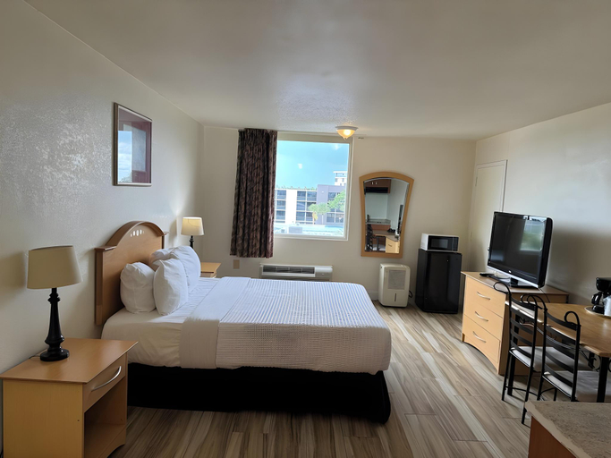 Bedroom 3, CLOSED - Monumental Movieland Hotel, Orange