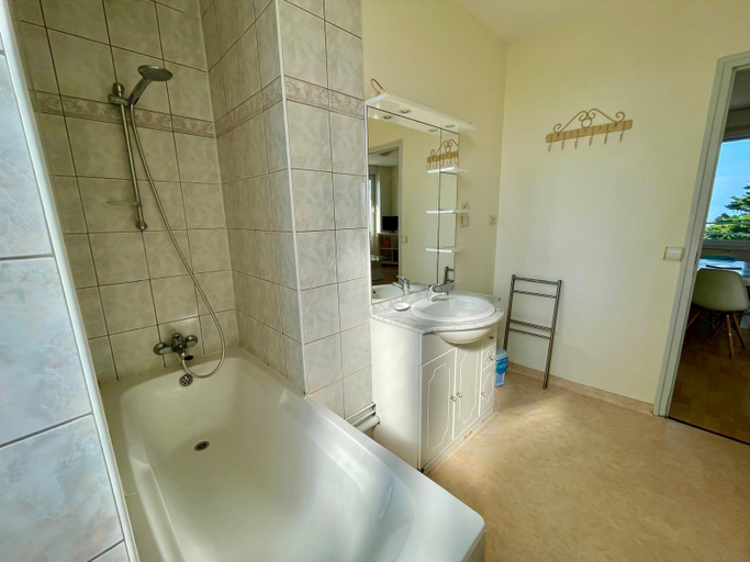 Bathroom 3, Résidence Des Bains, Finistère