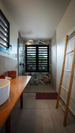 Bathroom 4, Galanterie, Grand-Bourg