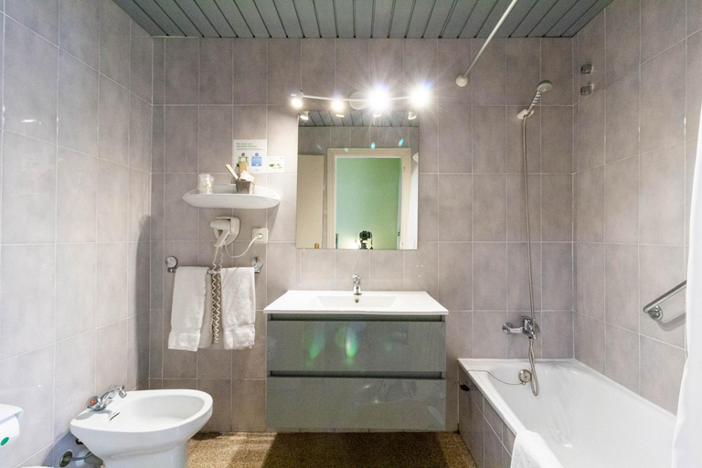 Bathroom 4, Hotel Castell Blanc, Girona