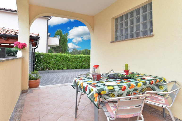 Balcony/terrace 4, Cozy apartment with terrace and BBQ, Fažana