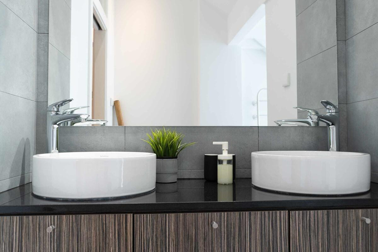 Bathroom 3, CharmingLoft Lisbon Avenida - Large & Stylish Apt, Lisbon