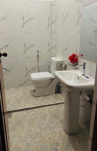 Bathroom 3, Baywatch Arugambay, Pothuvil
