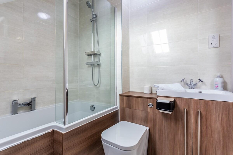 Bathroom 2, Hallgarth Street, Durham