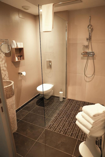 Bathroom 4, Hotel Jean Moet, Marne