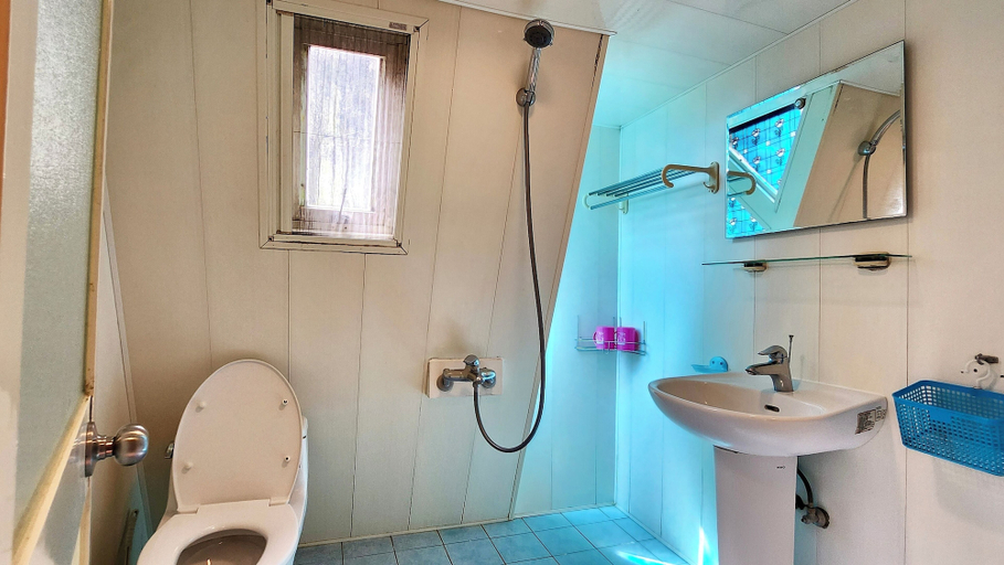 Bathroom 4, Kite Farm, Yilan