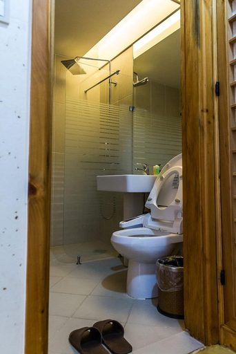 Bathroom 3, ChosunRoyalFamilyHotel, Yeoncheon
