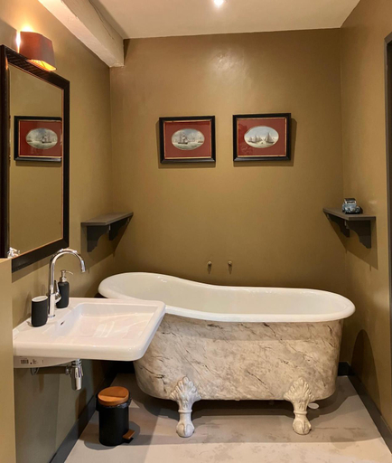 Bathroom 5, Les Fromentaux, Saône-et-Loire