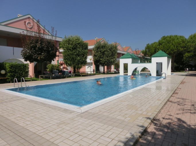 Swimming pool, Spacious apartment with terrace and pool in Bibione, Venezia