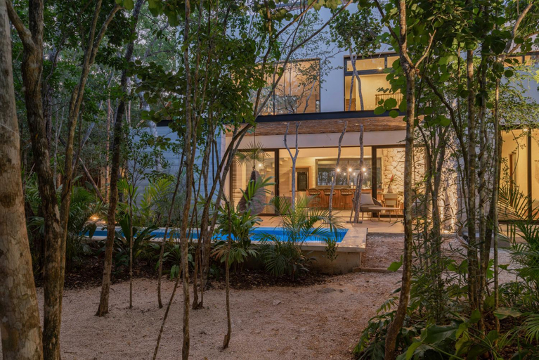 Exterior & Views