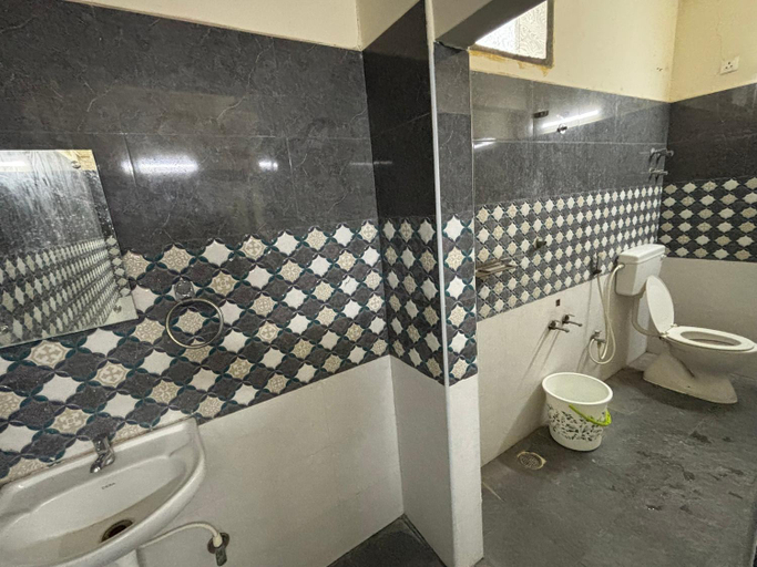 Bathroom 5, Srinivasa Hotel, Chittoor